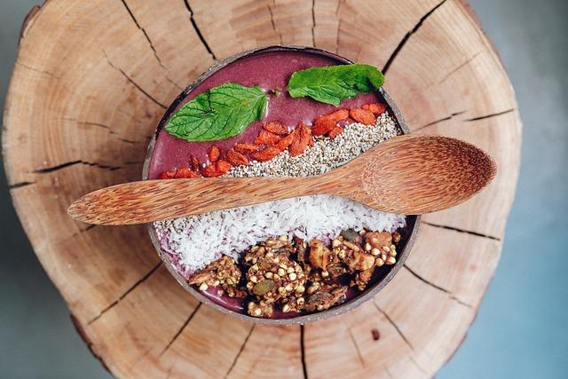 Smoothie bowl s ovocem a ořechy